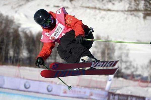 張可欣摔倒站起后全場(chǎng)掌聲 滑雪摔倒怎么站起來 張可欣摔倒站起后全場(chǎng)掌聲 滑雪摔倒怎么站起來