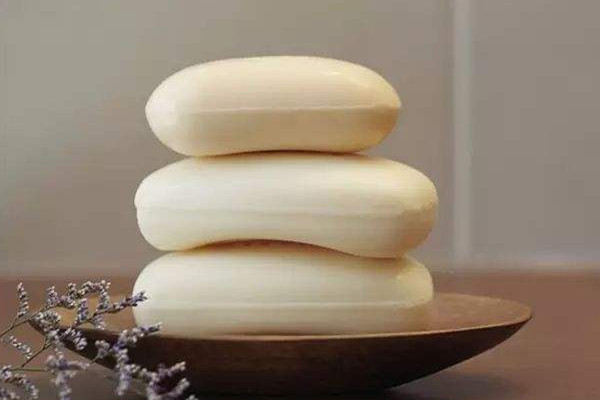 香皂開裂是什么原因 香皂開裂發(fā)黑還能用嗎 香皂開裂是什么原因 香皂開裂發(fā)黑還能用嗎