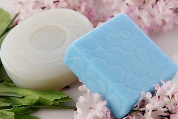 香皂洗臉和洗面奶洗臉的區(qū)別 香皂洗臉會變白嗎 香皂洗臉和洗面奶洗臉的區(qū)別 香皂洗臉會變白嗎