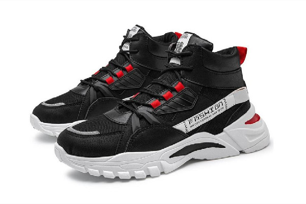 運動鞋的舌頭老是要歪怎么辦 運動鞋舌頭跑偏是什么原因 運動鞋的舌頭老是要歪怎么辦 運動鞋舌頭跑偏是什么原因