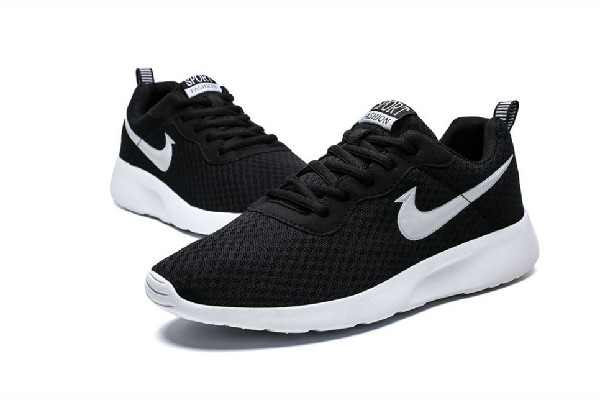 運(yùn)動鞋是買大一碼還是小一碼 運(yùn)動鞋買小了有點(diǎn)頂腳怎么辦 運(yùn)動鞋是買大一碼還是小一碼 運(yùn)動鞋買小了有點(diǎn)頂腳怎么辦