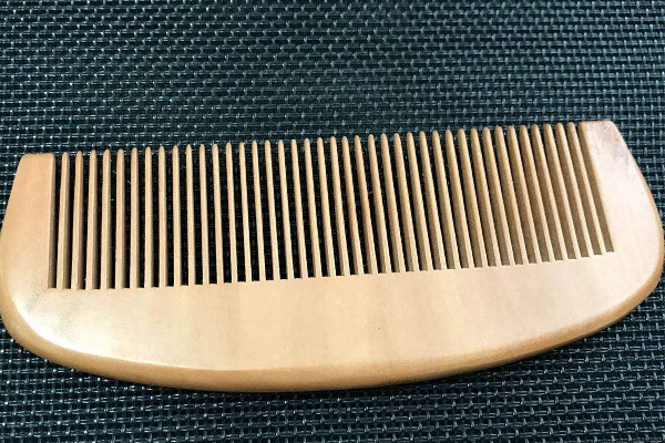 梳子有靜電怎么辦 梳子靜電會(huì)導(dǎo)致脫發(fā)嗎 梳子有靜電怎么辦 梳子靜電會(huì)導(dǎo)致脫發(fā)嗎