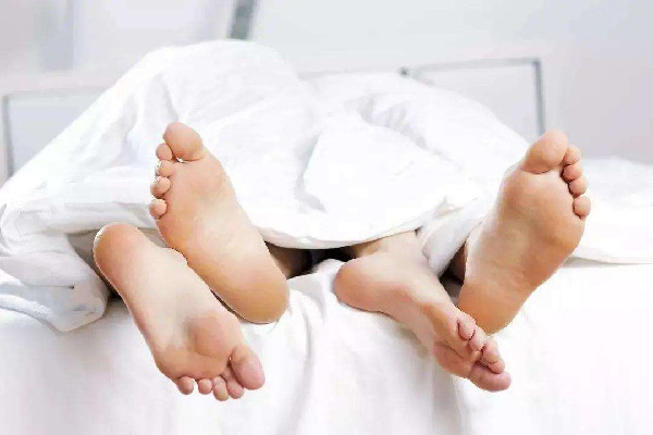 夫妻間最佳的性生活時(shí)間 夫妻性生活多久一次屬正常 夫妻間最佳的性生活時(shí)間 夫妻性生活多久一次屬正常