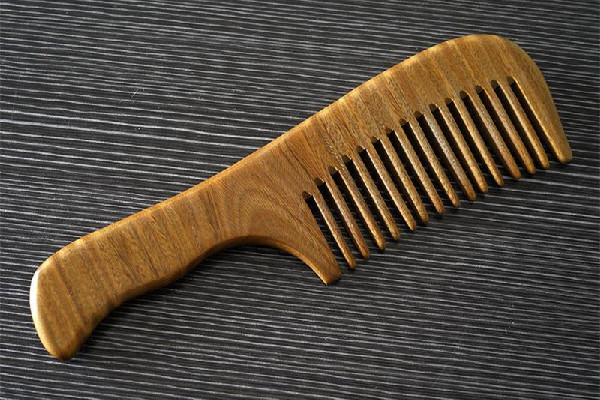 梳子上的污垢怎么清理 梳子多久清洗一次 梳子上的污垢怎么清理 梳子多久清洗一次