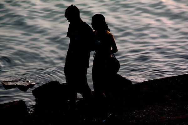 接吻一直伸舌頭的男生是什么性格 接吻時(shí)男生手不老實(shí)正常嗎 接吻一直伸舌頭的男生是什么性格 接吻時(shí)男生手不老實(shí)正常嗎