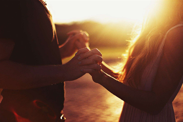 接吻一直伸舌頭的男生是什么性格 接吻時(shí)男生手不老實(shí)正常嗎 接吻一直伸舌頭的男生是什么性格 接吻時(shí)男生手不老實(shí)正常嗎