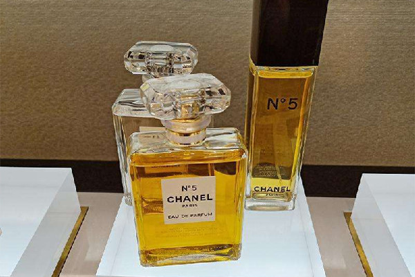 香奈兒香水會有沉淀物嗎 香奈兒香水怎么區(qū)分濃香和淡香 香奈兒香水會有沉淀物嗎 香奈兒香水怎么區(qū)分濃香和淡香