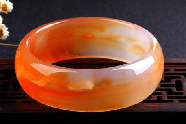 瑪瑙手鐲怎么辨別真假 瑪瑙手鐲有氣泡是怎么回事 瑪瑙手鐲怎么辨別真假 瑪瑙手鐲有氣泡是怎么回事