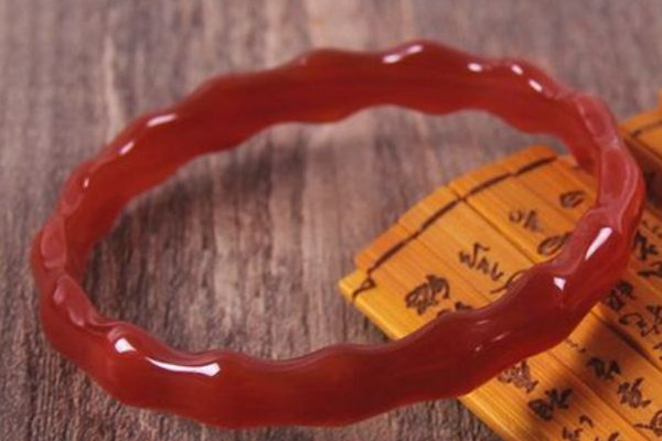 瑪瑙手鐲戴哪只手比較好 瑪瑙手鐲戴著變色了是怎么回事 瑪瑙手鐲戴哪只手比較好 瑪瑙手鐲戴著變色了是怎么回事