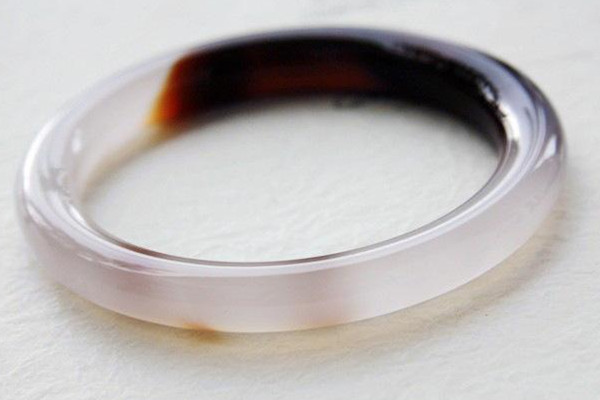 瑪瑙手鐲可以戴在右手嗎 瑪瑙手鐲怎么養(yǎng)才能透 瑪瑙手鐲可以戴在右手嗎 瑪瑙手鐲怎么養(yǎng)才能透