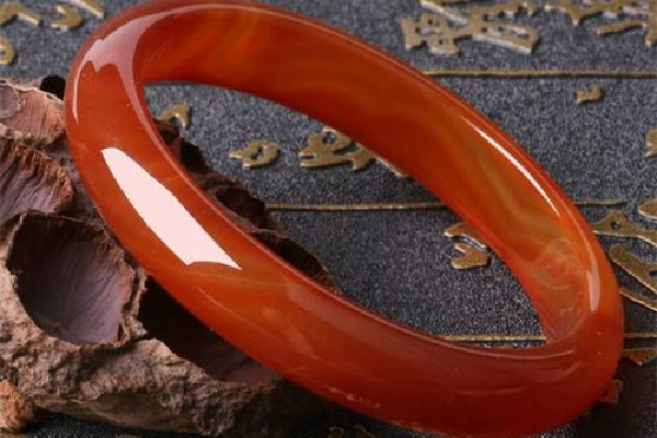 瑪瑙手鐲用刀刮能留下痕跡嗎 瑪瑙手鐲有裂痕還可以戴嗎