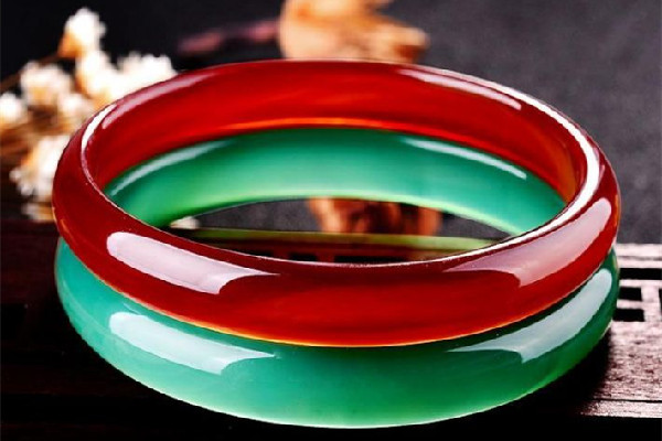 瑪瑙手鐲和玉髓手鐲的區(qū)別 瑪瑙手鐲怎么看好壞 瑪瑙手鐲和玉髓手鐲的區(qū)別 瑪瑙手鐲怎么看好壞