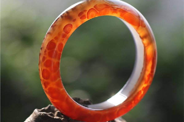 瑪瑙手鐲用刀刮能留下痕跡嗎 瑪瑙手鐲有裂痕還可以戴嗎 瑪瑙手鐲用刀刮能留下痕跡嗎 瑪瑙手鐲有裂痕還可以戴嗎