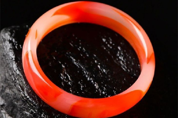 瑪瑙手鐲怎么辨別真假 瑪瑙手鐲有氣泡是怎么回事 瑪瑙手鐲怎么辨別真假 瑪瑙手鐲有氣泡是怎么回事