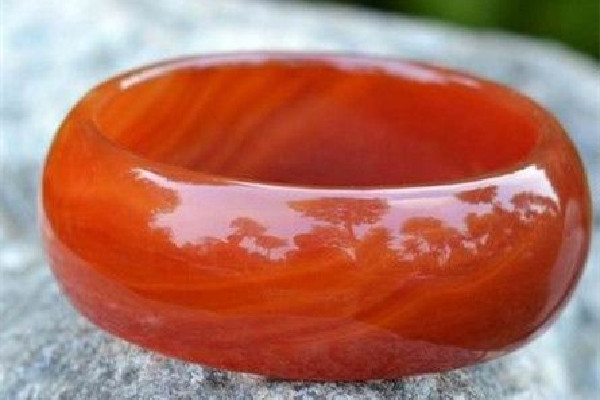 瑪瑙手鐲戴哪只手比較好 瑪瑙手鐲戴著變色了是怎么回事 瑪瑙手鐲戴哪只手比較好 瑪瑙手鐲戴著變色了是怎么回事