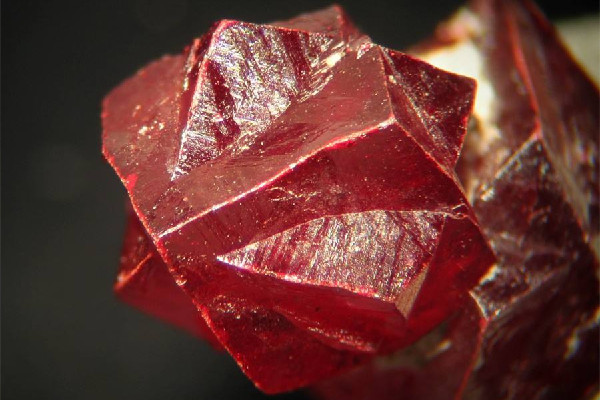 朱砂戴左手還是右手 朱砂本命年可以戴嗎 朱砂戴左手還是右手 朱砂本命年可以戴嗎