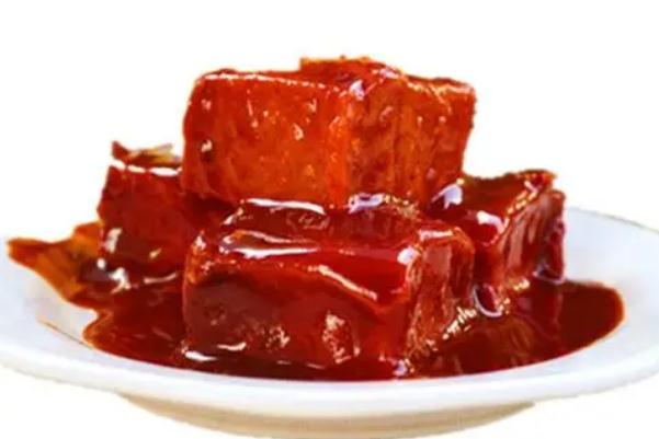 豆腐乳上面的白色顆粒是什么 豆腐乳上有白點點能吃嗎 豆腐乳上面的白色顆粒是什么 豆腐乳上有白點點能吃嗎