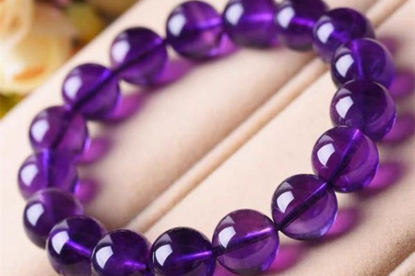 紫水晶戴左手還是右手 紫水晶對人體有什么好處 紫水晶戴左手還是右手 紫水晶對人體有什么好處