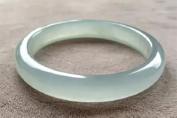 翡翠手鐲是飄花的好還是純色的好 翡翠手鐲買多少錢的好 翡翠手鐲是飄花的好還是純色的好 翡翠手鐲買多少錢的好