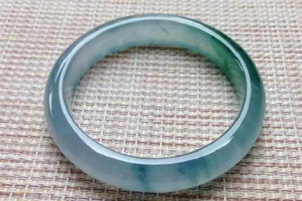 翡翠手鐲可以戴著洗澡嗎 翡翠手鐲可以用水長期浸泡嗎 翡翠手鐲可以戴著洗澡嗎 翡翠手鐲可以用水長期浸泡嗎