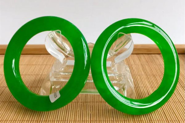 翡翠手鐲怎么選圈口 翡翠手鐲買(mǎi)大點(diǎn)好還是買(mǎi)小點(diǎn)好 翡翠手鐲怎么選圈口 翡翠手鐲買(mǎi)大點(diǎn)好還是買(mǎi)小點(diǎn)好