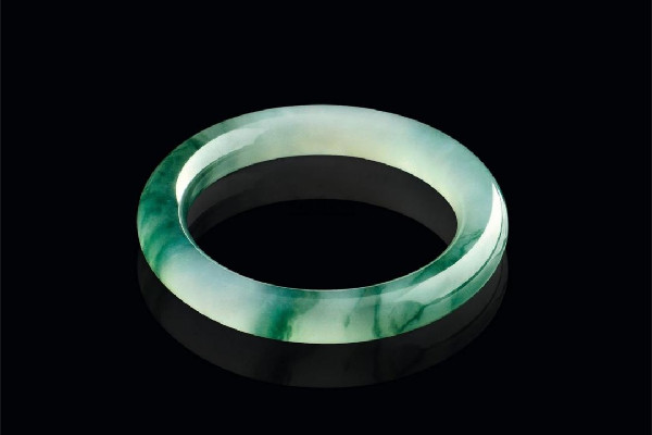 翡翠手鐲買回來需要用水泡一下嗎 翡翠手鐲泡水里有氣泡什么情況 翡翠手鐲買回來需要用水泡一下嗎 翡翠手鐲泡水里有氣泡什么情況