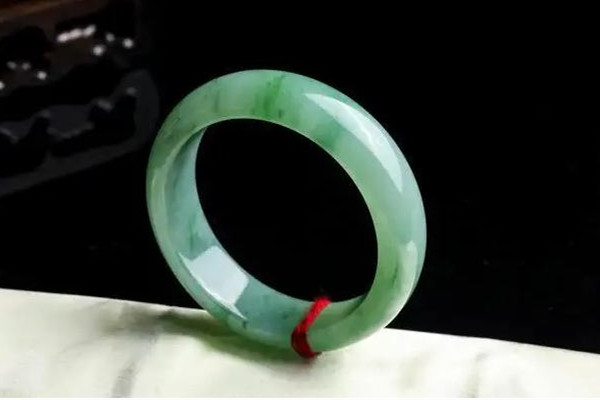 翡翠手鐲是飄花的好還是純色的好 翡翠手鐲買多少錢的好 翡翠手鐲是飄花的好還是純色的好 翡翠手鐲買多少錢的好
