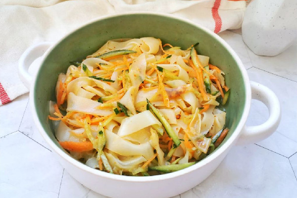 涼皮用什么調(diào)料最好吃 涼皮油辣子的正宗做法 涼皮用什么調(diào)料最好吃 涼皮油辣子的正宗做法