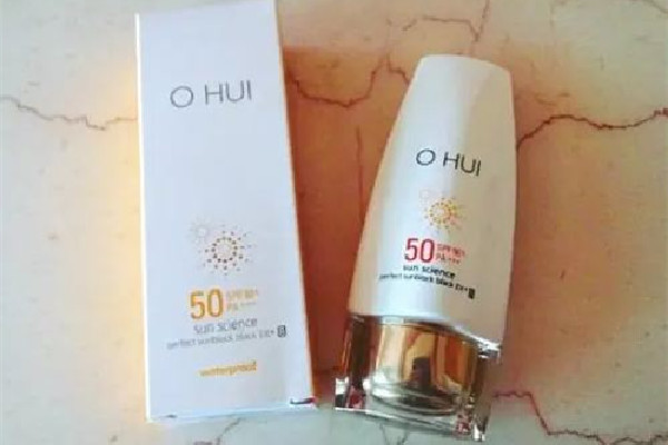 防曬霜用洗面奶可以洗掉嗎 防曬霜用不用卸妝 防曬霜用洗面奶可以洗掉嗎 防曬霜用不用卸妝