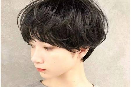 2022紋理燙女生中短發(fā)型 2022紋理燙女生中短發(fā)型