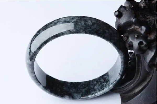 烏雞手鐲怎么辨別真假 烏雞手鐲買什么樣的 烏雞手鐲怎么辨別真假 烏雞手鐲買什么樣的