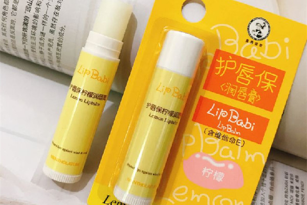 唇膏對嘴唇干裂有用嗎 唇膏對引起唇炎嗎 唇膏對嘴唇干裂有用嗎 唇膏對引起唇炎嗎