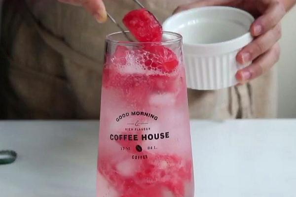 氣泡水的氣泡是怎么產(chǎn)生的 氣泡水是健康的嗎 氣泡水的氣泡是怎么產(chǎn)生的 氣泡水是健康的嗎