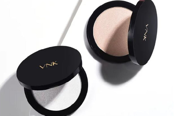 高光粉用在哪個(gè)步驟 高光粉可以當(dāng)散粉嗎 高光粉用在哪個(gè)步驟 高光粉可以當(dāng)散粉嗎