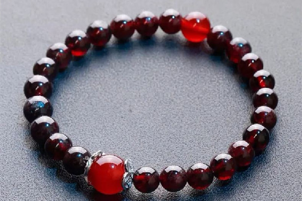 石榴石和紅寶石的區(qū)別 石榴石和紅瑪瑙哪個(gè)好 石榴石和紅寶石的區(qū)別 石榴石和紅瑪瑙哪個(gè)好