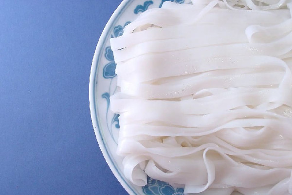 河粉可以生吃嗎 河粉是不是本來就是熟的 河粉可以生吃嗎 河粉是不是本來就是熟的