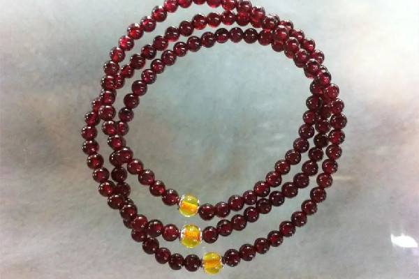 石榴石什么顏色的最好 石榴石的顏色等級(jí)劃分 石榴石什么顏色的最好 石榴石的顏色等級(jí)劃分