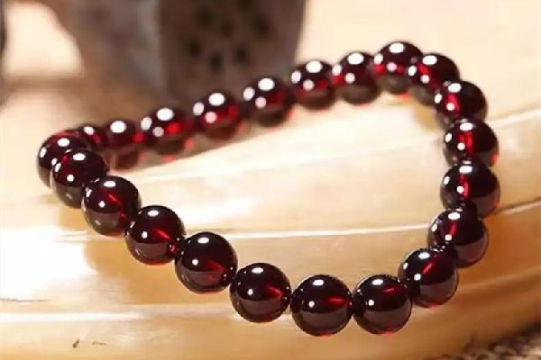 石榴石會越戴越通透嗎 石榴石戴多久才有靈性 石榴石會越戴越通透嗎 石榴石戴多久才有靈性