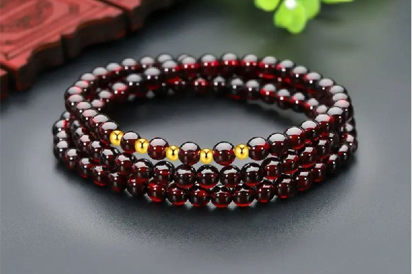 石榴石什么顏色的最好 石榴石的顏色等級(jí)劃分 石榴石什么顏色的最好 石榴石的顏色等級(jí)劃分