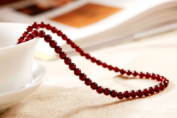 石榴石的價(jià)格一般是多少 石榴石有收藏價(jià)值嗎 石榴石的價(jià)格一般是多少 石榴石有收藏價(jià)值嗎