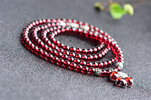 石榴石和紅寶石的區(qū)別 石榴石和紅瑪瑙哪個(gè)好 石榴石和紅寶石的區(qū)別 石榴石和紅瑪瑙哪個(gè)好