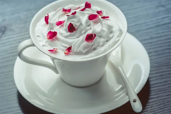 淡奶油凝固了還能用嗎 淡奶油什么樣子是壞了 淡奶油凝固了還能用嗎 淡奶油什么樣子是壞了