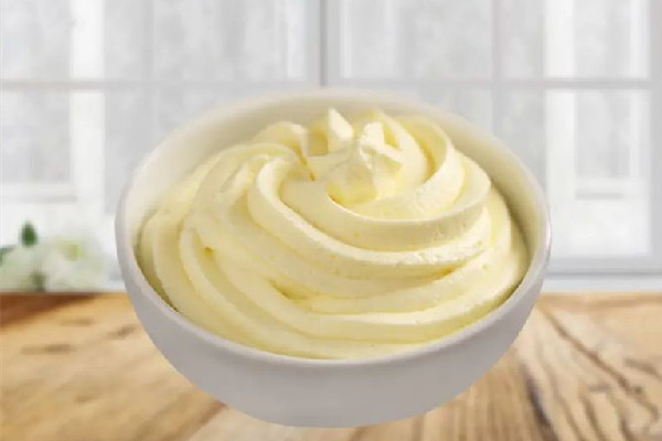 淡奶油凝固了還能用嗎 淡奶油什么樣子是壞了 淡奶油凝固了還能用嗎 淡奶油什么樣子是壞了