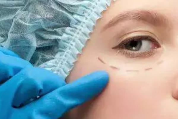 去眼袋手術(shù)會把臥蠶去掉嗎 去眼袋手術(shù)對眼有傷害嗎 去眼袋手術(shù)會把臥蠶去掉嗎 去眼袋手術(shù)對眼有傷害嗎