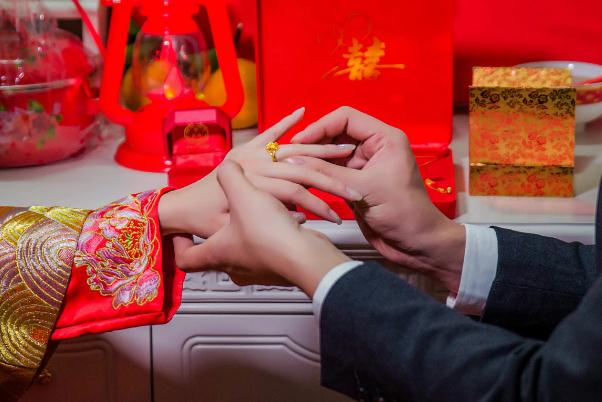 結(jié)婚伴娘會(huì)收到錢嗎 做伴娘要給份子錢嗎 結(jié)婚伴娘會(huì)收到錢嗎 做伴娘要給份子錢嗎