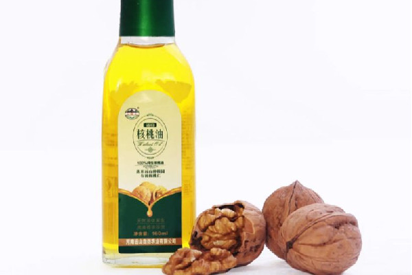 核桃油初榨和冷榨的區(qū)別 核桃油初榨和冷榨哪個(gè)好 核桃油初榨和冷榨的區(qū)別 核桃油初榨和冷榨哪個(gè)好