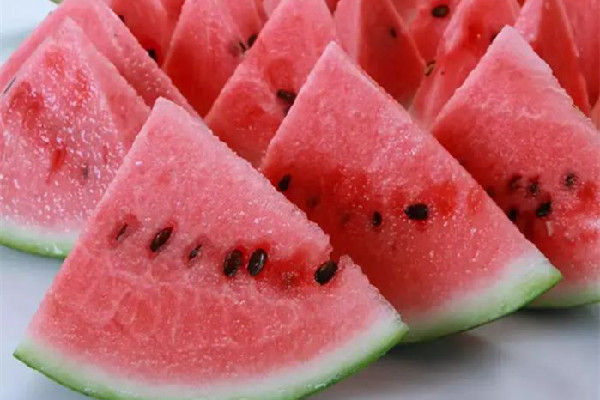 西瓜可以和龍蝦一起吃嗎 西瓜屬于涼性還是熱性 西瓜可以和龍蝦一起吃嗎 西瓜屬于涼性還是熱性