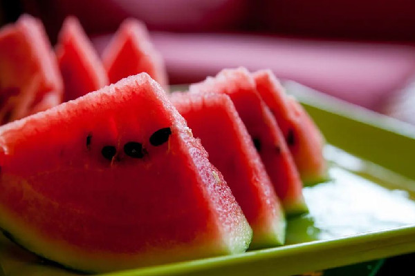 西瓜買回來(lái)沒(méi)熟怎么辦 西瓜沒(méi)熟是什么樣子的 西瓜買回來(lái)沒(méi)熟怎么辦 西瓜沒(méi)熟是什么樣子的