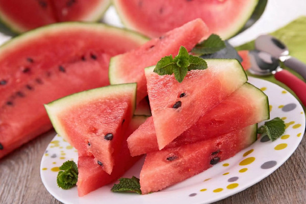 西瓜沾鹽吃有什么好處 西瓜沾鹽會(huì)甜嗎 西瓜沾鹽吃有什么好處 西瓜沾鹽會(huì)甜嗎