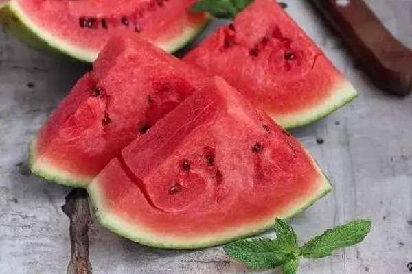 西瓜沾鹽吃有什么好處 西瓜沾鹽會(huì)甜嗎 西瓜沾鹽吃有什么好處 西瓜沾鹽會(huì)甜嗎